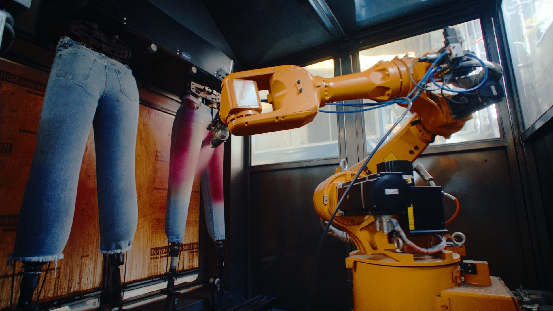 Tecnología para cuidar a las personas: el robot que transforma la aplicación de permanganato en la industria del denim